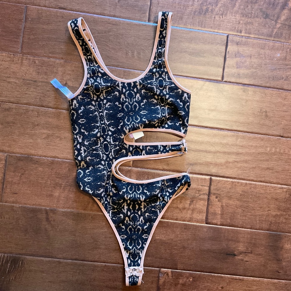 BRAND NEW Discovery Anwind Reversible Cheetah Print o Taupe Bodysuit